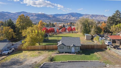 Photo of 646 N Gale Place, East Wenatchee, WA 98802 (MLS # 2452990)
