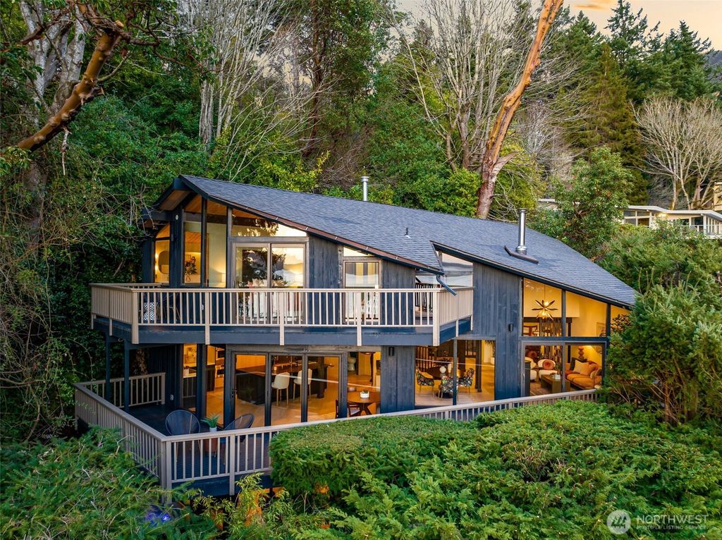 Photo of 2650 SW 151st Place, Burien, WA 98166 (MLS # 2490877)