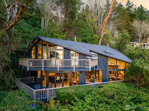 Photo of 2650 SW 151st Place, Burien, WA 98166 (MLS # 2490877)