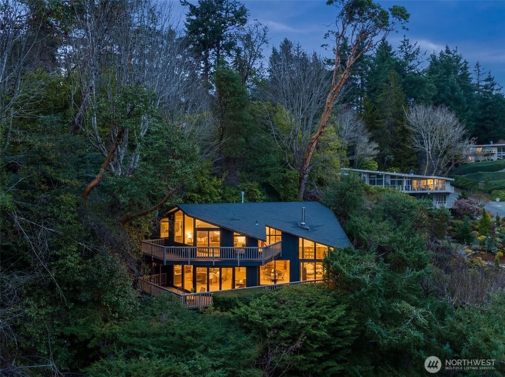 Photo of 2650 SW 151st Place, Burien, WA 98166 (MLS # 2490877)