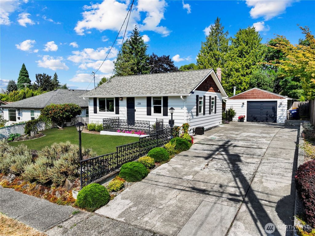 Photo of 226 SW 139th Street, Burien, WA 98166 (MLS # 2428319)