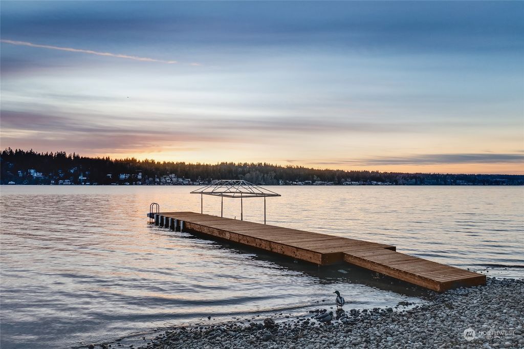 Photo of 2813 E Lake Sammamish Parkway NE, Sammamish, WA 98074 (MLS # 2129209)