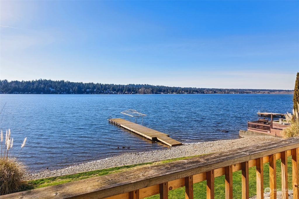 Photo of 2813 E Lake Sammamish Parkway NE, Sammamish, WA 98074 (MLS # 2129209)