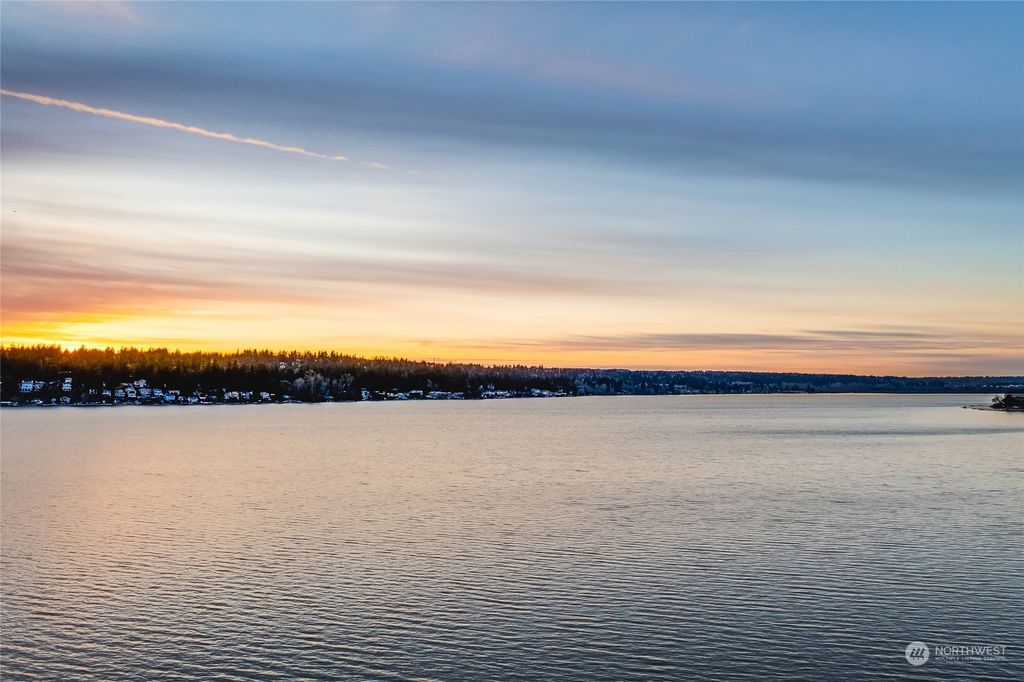 Photo of 2813 E Lake Sammamish Parkway NE, Sammamish, WA 98074 (MLS # 2129209)