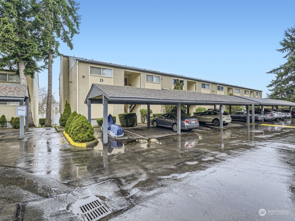 Photo of 31003 14 Avenue S #D4, Federal Way, WA 98003 (MLS # 2190089)