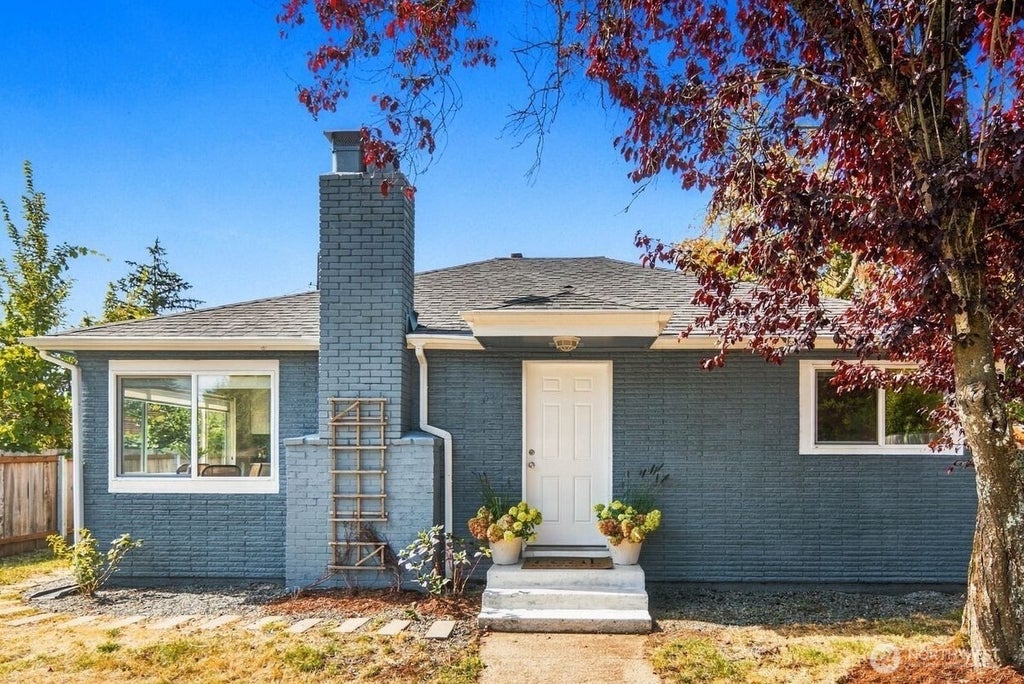 Photo of 15215 8th Avenue NE, Shoreline, WA 98155 (MLS # 2583259)