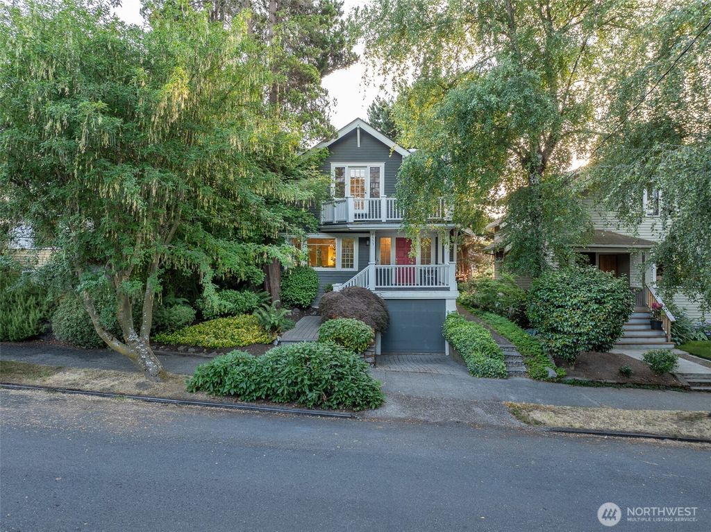 Photo of 2555 Queen Anne Avenue N, Seattle, WA 98109 (MLS # 2429981)