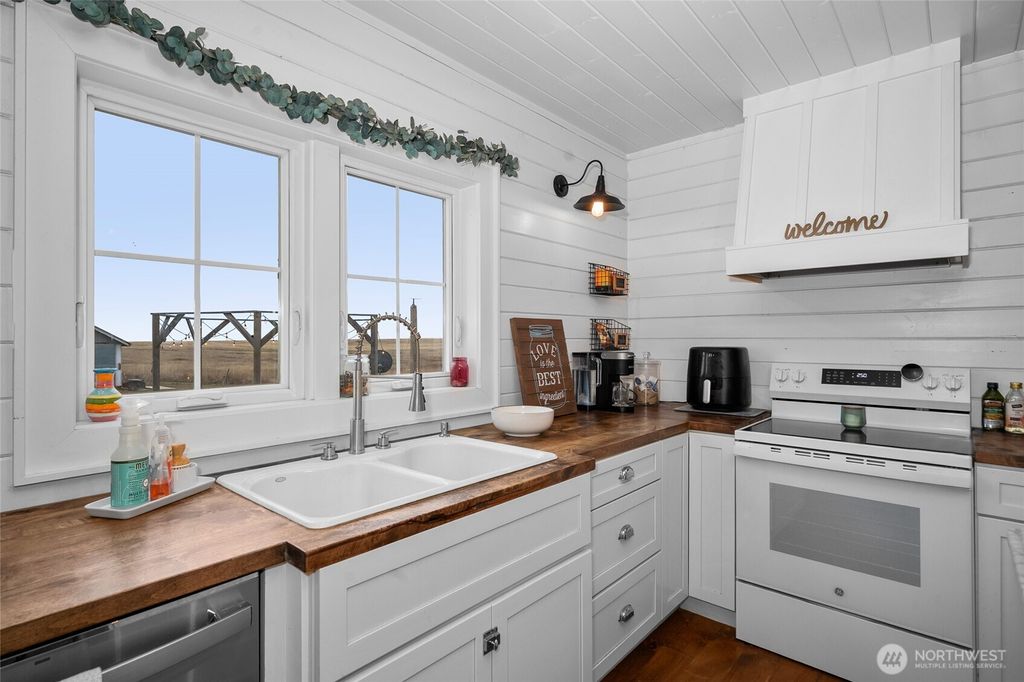 Photo of 33540 Manke Road E, Harrington, WA 99134 (MLS # 2473050)