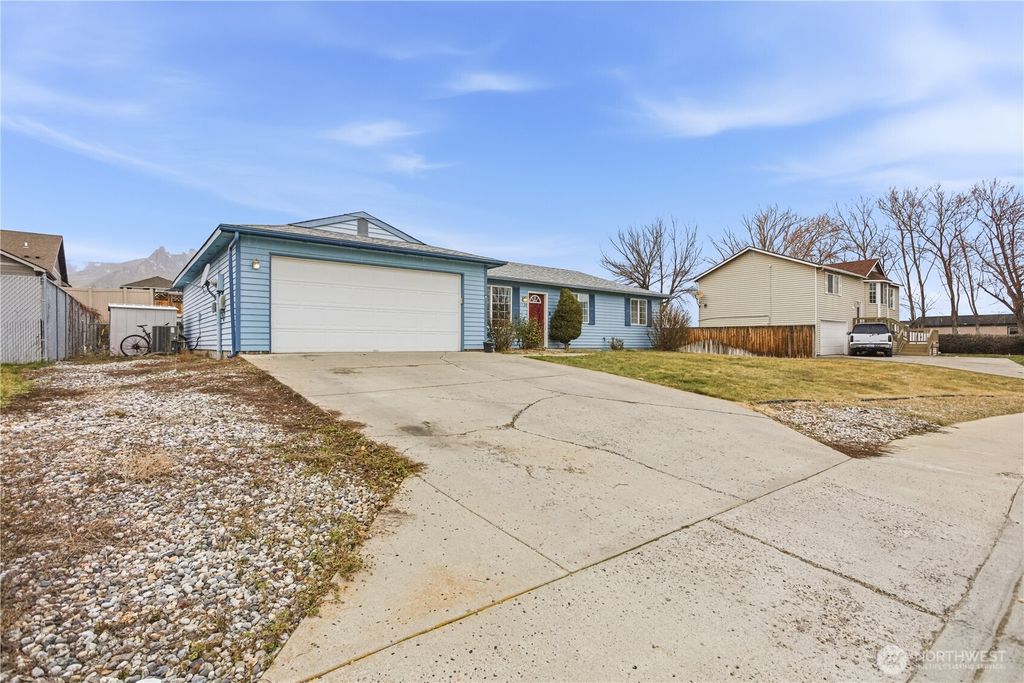 Photo of 1720 Lincoln Park Circle, Wenatchee, WA 98801 (MLS # 2482929)