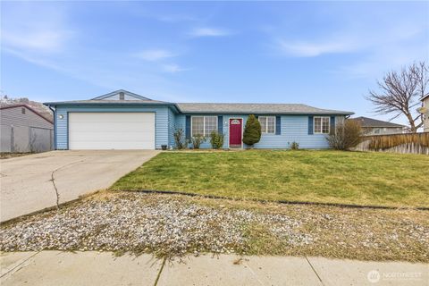 Photo of 1720 Lincoln Park Circle, Wenatchee, WA 98801 (MLS # 2482929)