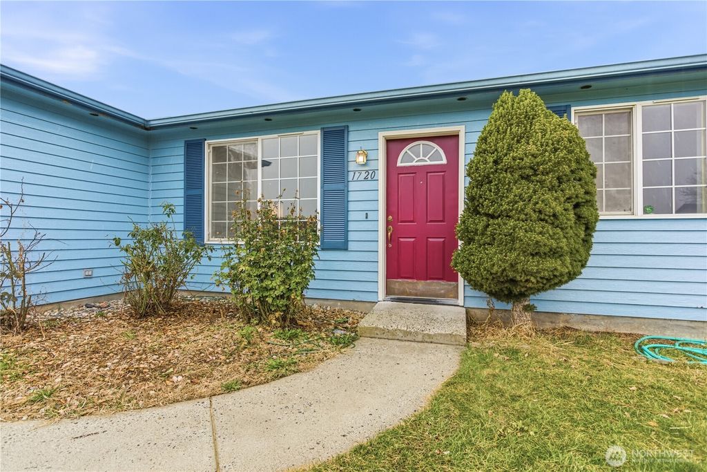 Photo of 1720 Lincoln Park Circle, Wenatchee, WA 98801 (MLS # 2482929)