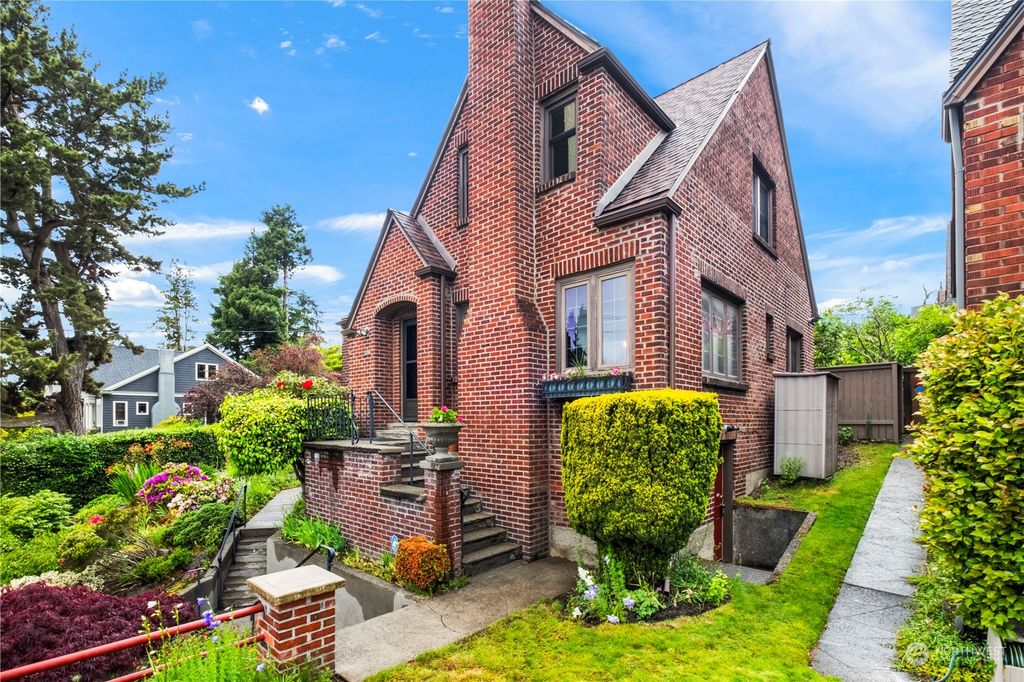 Photo of 2204 N 77th St St, Seattle, WA 98103 (MLS # 2244918)