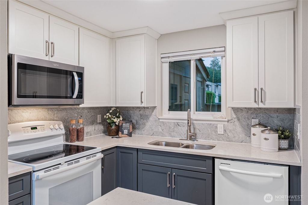 Photo of 10053 NE 138th Place #F5, Kirkland, WA 98034 (MLS # 2557521)
