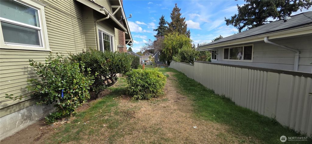 Photo of 1512 Rainier Avenue, Everett, WA 98201 (MLS # 2440322)