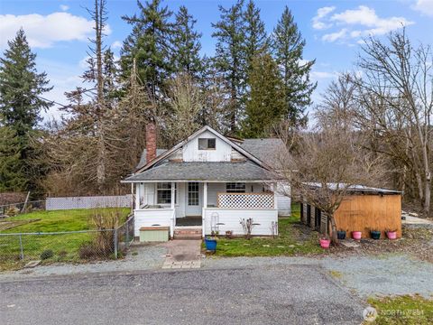 Photo of 329 SE 2nd Street, South Prairie, WA 98385 (MLS # 2479429)