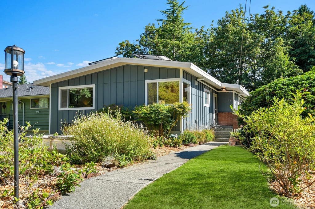 Photo of 1714 NE Brockman Place, Seattle, WA 98125 (MLS # 2567267)