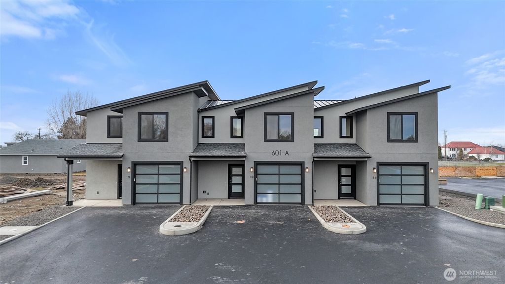 Photo of 601 Dorsing Street #E25, Moses Lake, WA 98837 (MLS # 2491366)