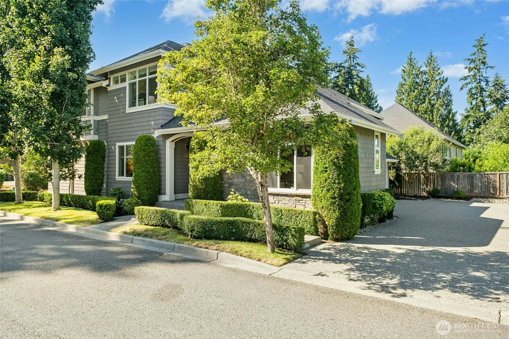 Photo of 16048 SE 45th Place, Bellevue, WA 98006 (MLS # 2568109)