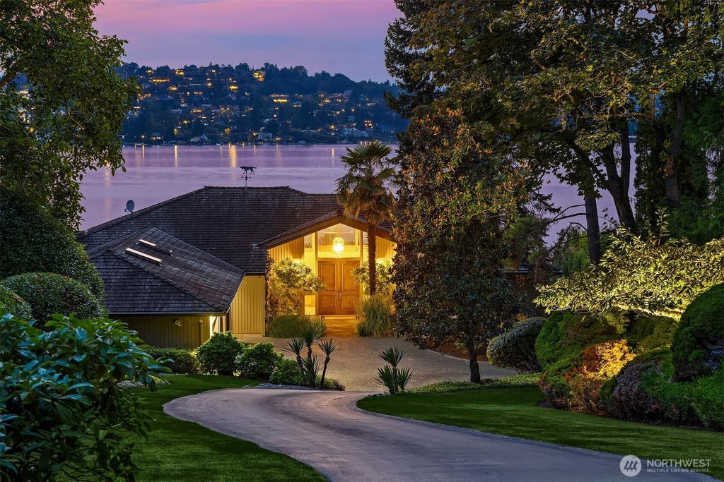 Photo of 49 Holly Hill Drive, Mercer Island, WA 98040 (MLS # 2570474)