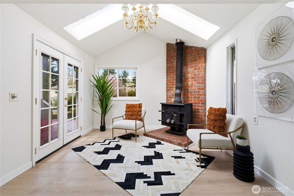 Photo of 6015 116th Ave Ave SE, Bellevue, WA 98006 (MLS # 2490335)