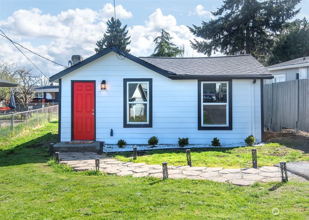 Photo of 11822 25th Avenue S, Seattle, WA 98168 (MLS # 2219632)
