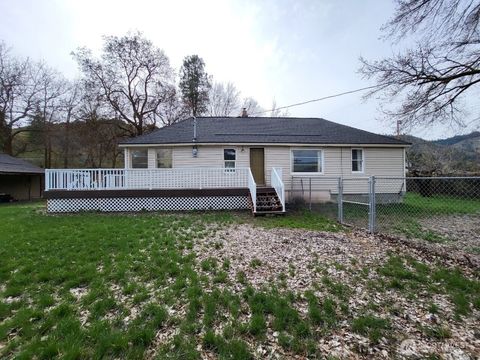 Photo of 334 Chapel Street, Cashmere, WA 98815 (MLS # 2502464)