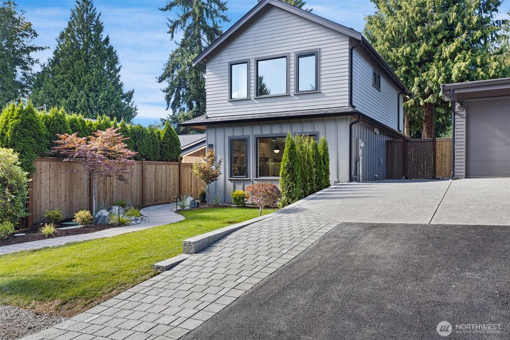 Photo of 10168 NE 112th Place, Kirkland, WA 98033 (MLS # 2426622)