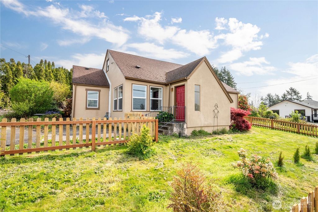 Photo of 2916 Columbia Heights Road, Longview, WA 98632 (MLS # 2507739)