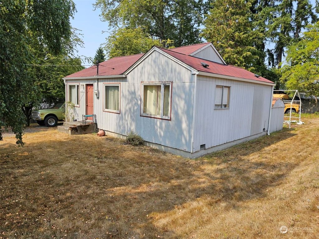 Photo of 1208 Hemlock Street, Milton, WA 98354 (MLS # 2156599)