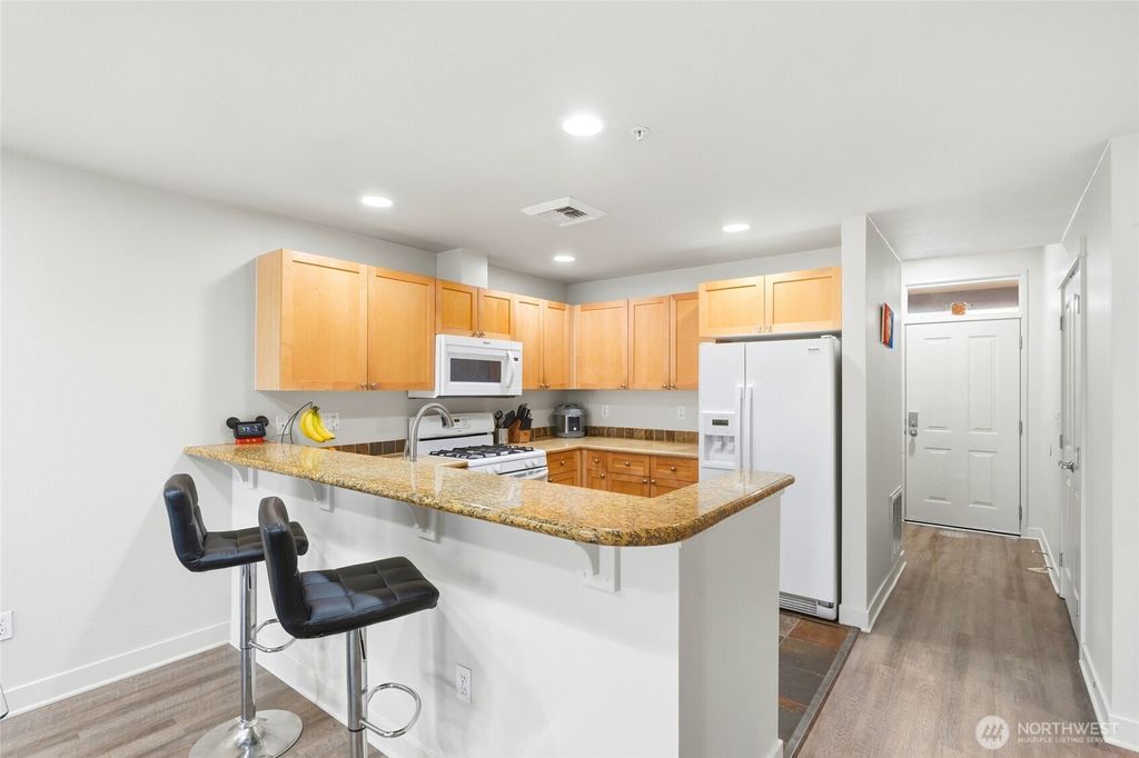 Photo of 1000 Cabin Creek Lane SW #B106, Issaquah, WA 98027 (MLS # 2505782)