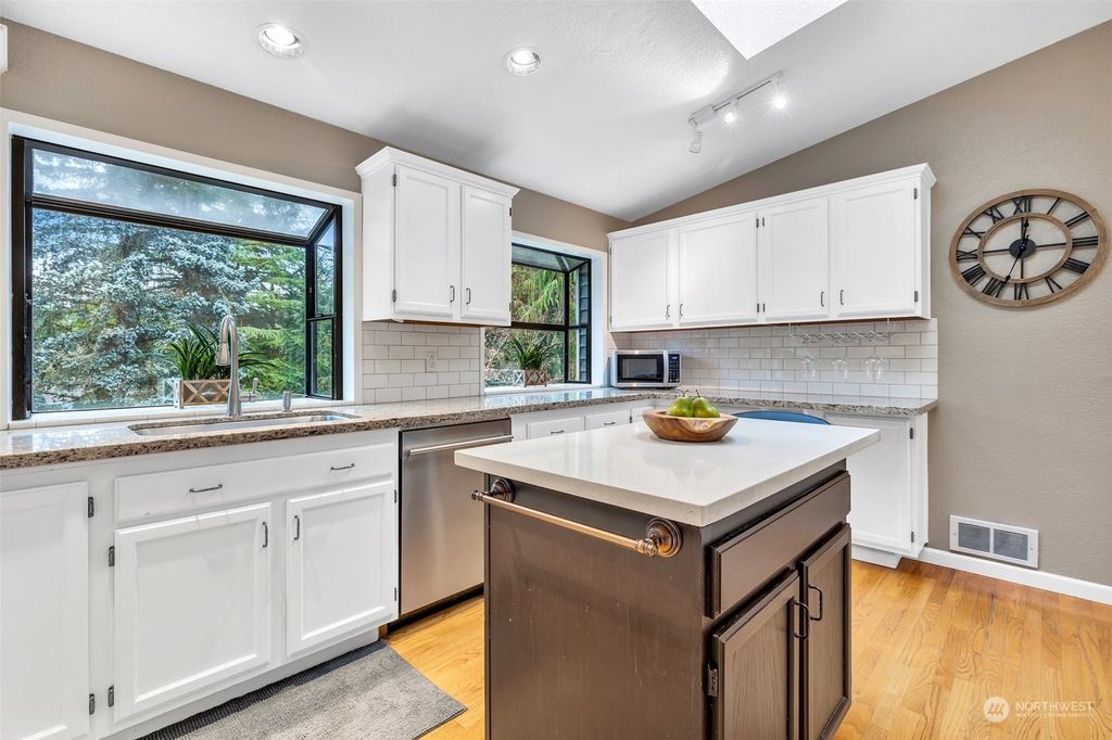 listing image 9360342142459491461