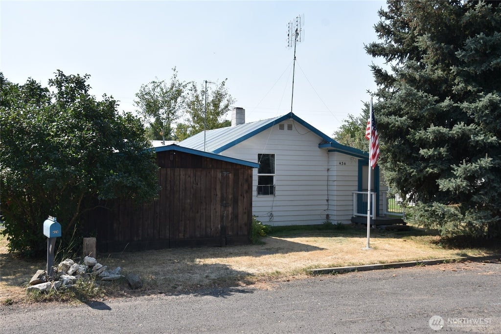 Photo of 434 NE North Avenue, Wilbur, WA 99158 (MLS # 2574433)