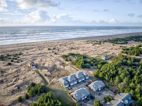 Photo of 406 28th Street NW #2, Long Beach, WA 98631 (MLS # 2191348)