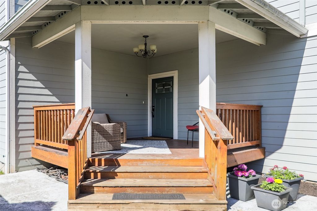 Photo of 1910 Chestnut Street, Everett, WA 98201 (MLS # 2500880)