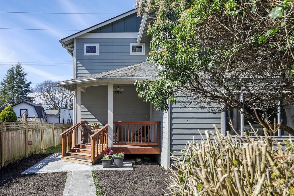 Photo of 1910 Chestnut Street, Everett, WA 98201 (MLS # 2500880)