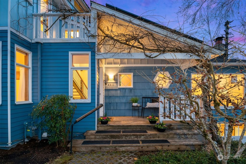 Photo of 4311 SW 102nd Street, Seattle, WA 98146 (MLS # 2047834)