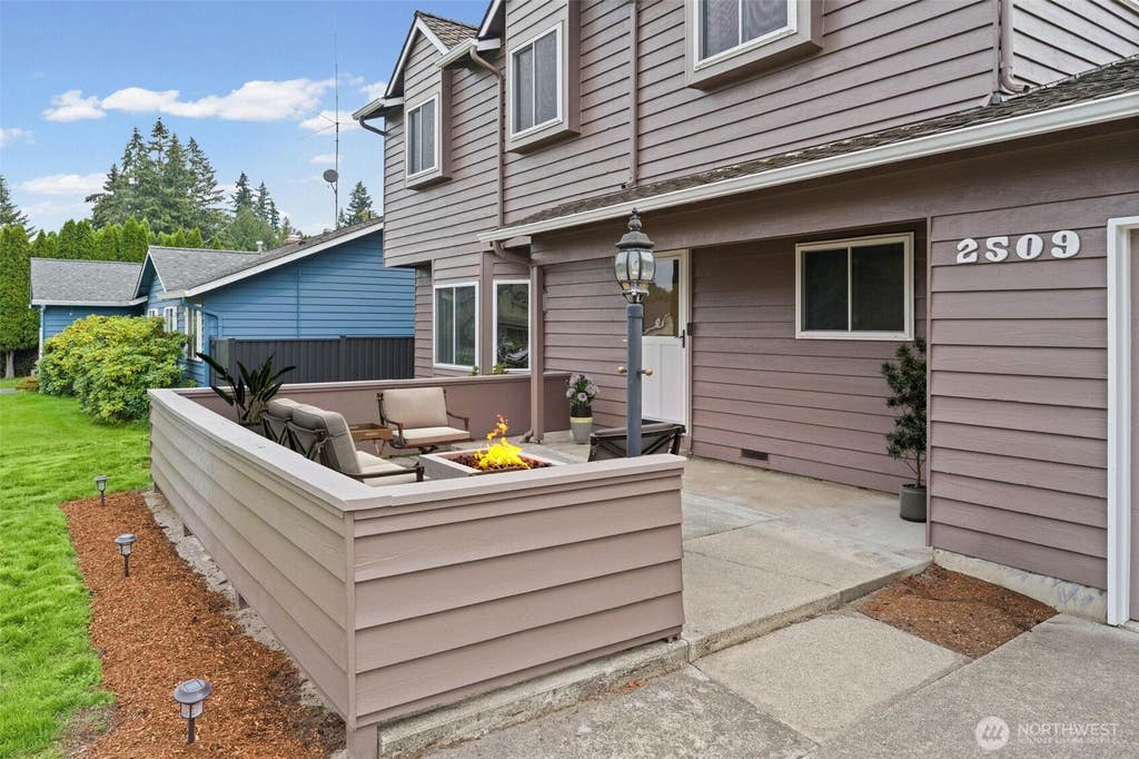 Photo of 2509 NE 23rd Place, Renton, WA 98056 (MLS # 2573755)