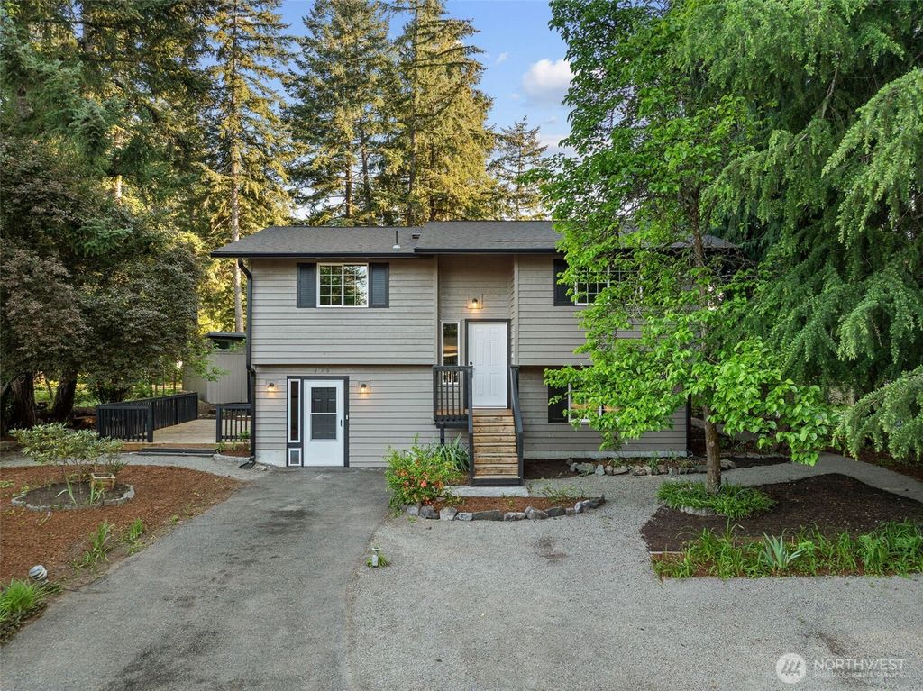 Photo of 136 Rainier Acres Road SE, Rainier, WA 98576 (MLS # 2519543)