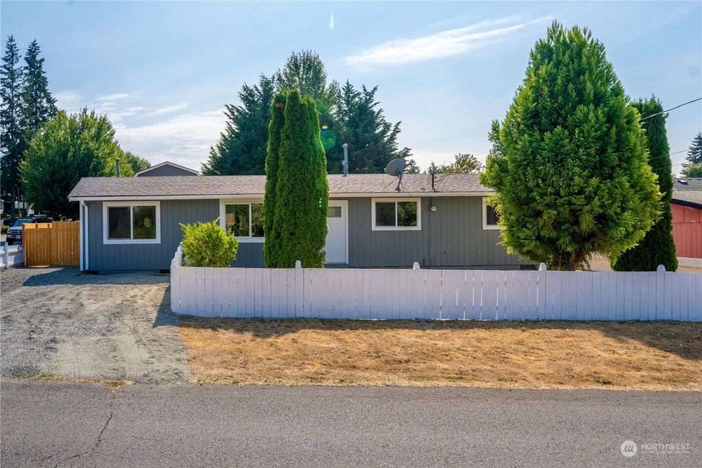 Photo of 1905 SW 351st Street, Federal Way, WA 98023 (MLS # 2027503)