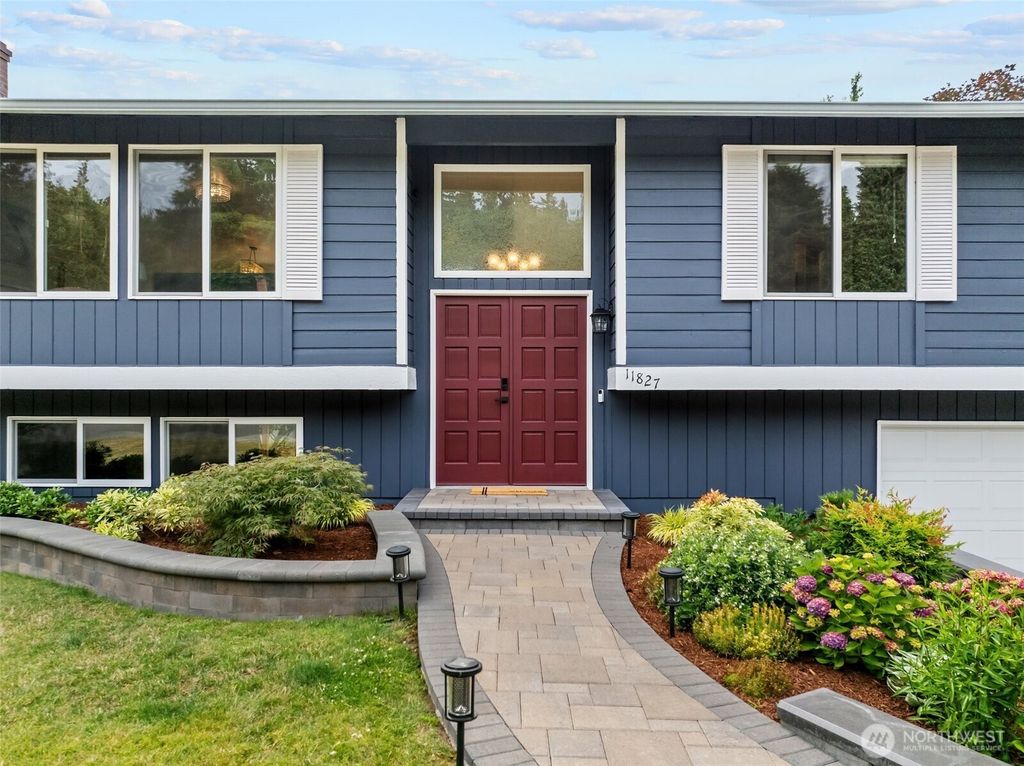 Photo of 11827 104th Avenue NE, Kirkland, WA 98034 (MLS # 2398688)