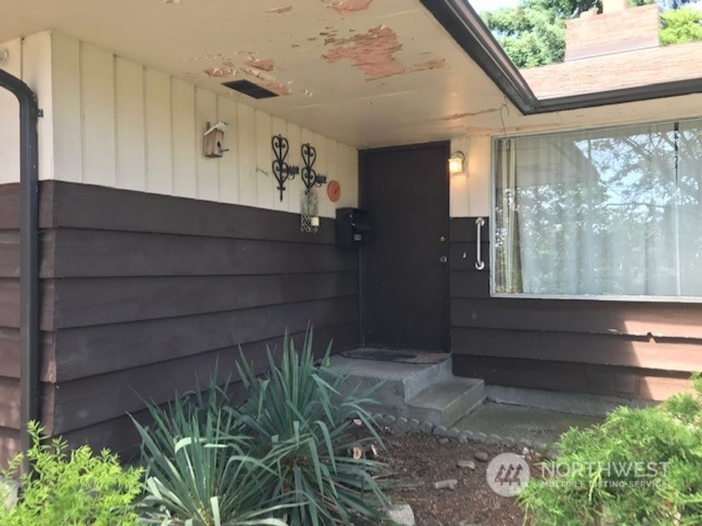 Photo of 2446 SW Kenyon Street, Seattle, WA 98106 (MLS # 2128032)