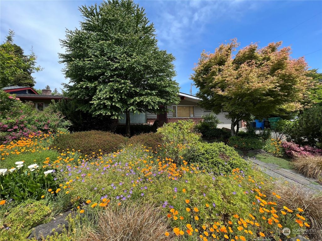 Photo of 1054 NE 154th Street, Shoreline, WA 98155 (MLS # 2146376)