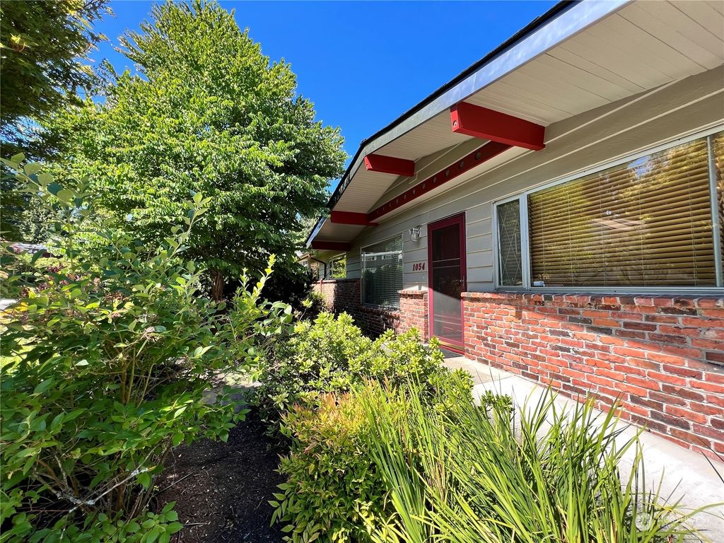 Photo of 1054 NE 154th Street, Shoreline, WA 98155 (MLS # 2146376)
