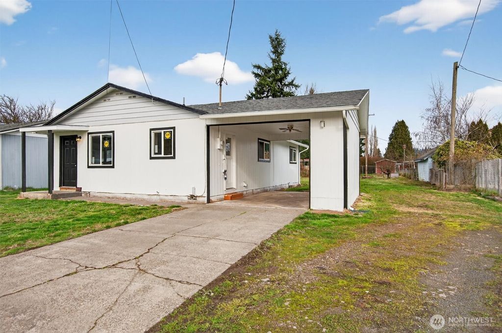 Photo of 109 Barnes Street, Kelso, WA 98626 (MLS # 2472197)
