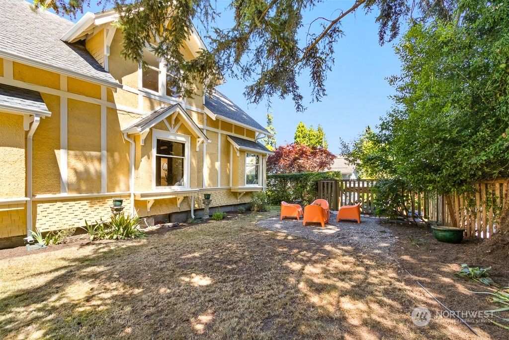 Photo of 4624 Eastern Avenue N, Seattle, WA 98103 (MLS # 2262209)