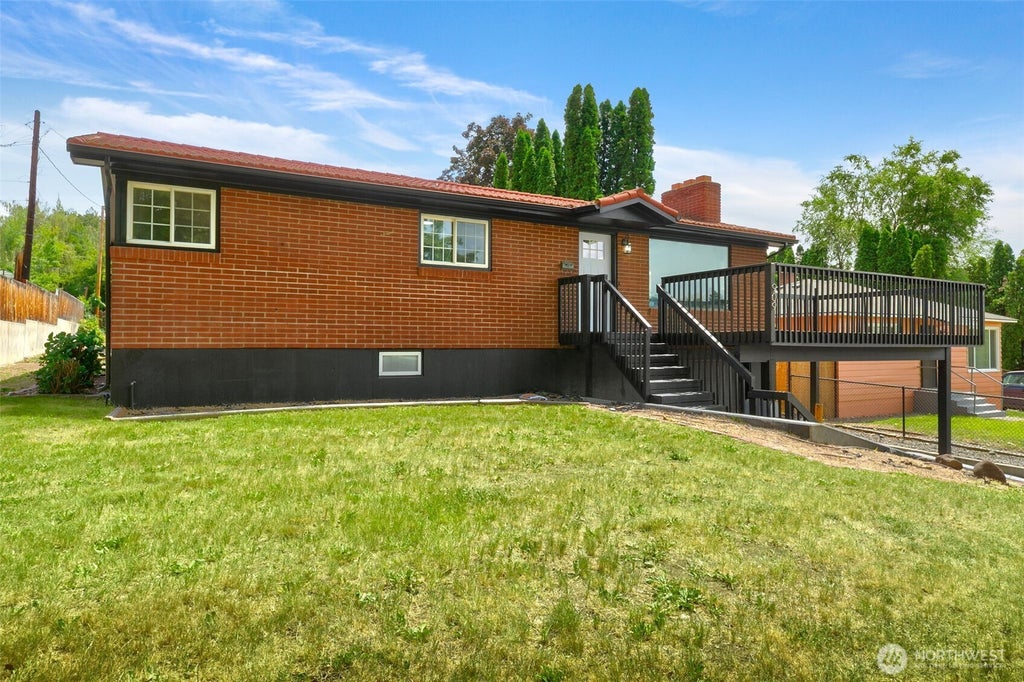 Photo of 909 S 23rd Avenue, Yakima, WA 98902 (MLS # 2541164)