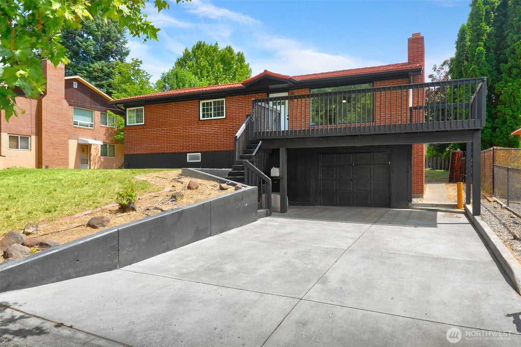 Photo of 909 S 23rd Avenue, Yakima, WA 98902 (MLS # 2541164)