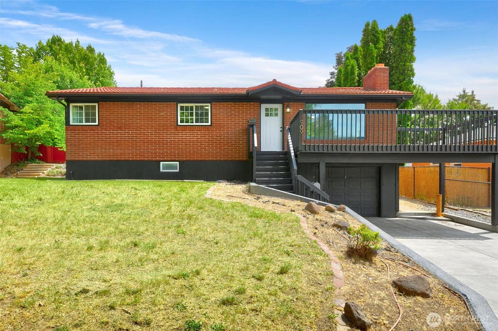Photo of 909 S 23rd Avenue, Yakima, WA 98902 (MLS # 2541164)