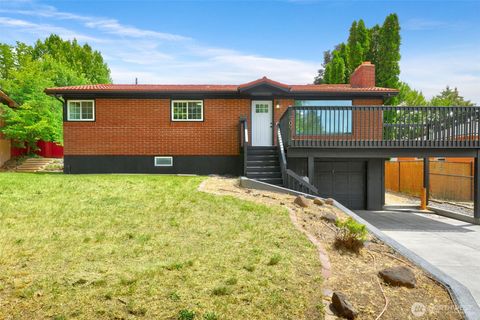 Photo of 909 S 23rd Avenue, Yakima, WA 98902 (MLS # 2541164)