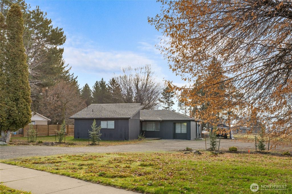 Photo of 806 W 15th Avenue, Ellensburg, WA 98926 (MLS # 2460781)